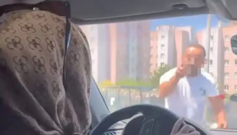 İstanbul Trafiğinde Dehşet Anları: Camı Yumruklayan Sürücü Olayın Merkezi Oldu