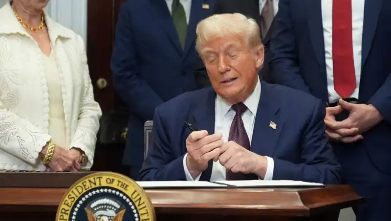 Trump, Beyaz Saray’ı Yenilemek İçin 200 Milyon Dolar Harcıyor