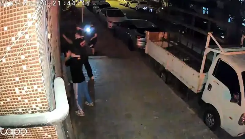 Etek Giydirilip Darp Edilen Gençler, "Abinin Selamı Var" Denilerek Saldırıya Uğradı