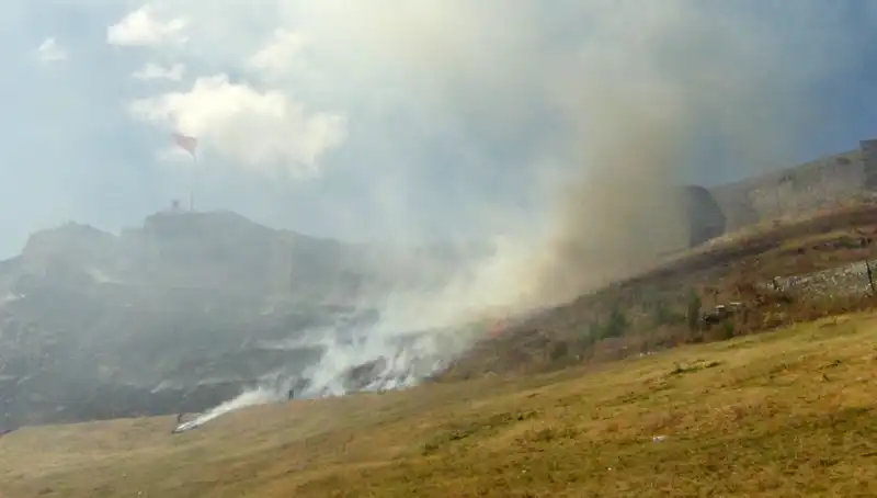 Kars Kalesi Eteklerinde Yangın: Doğa ve Tarih Tehlikede!