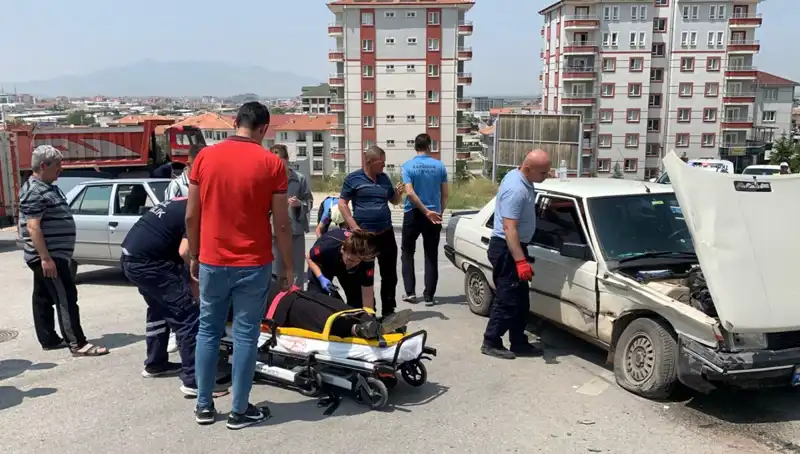 Kavşakta Meydana Gelen Kaza İki Kişiyi Yaraladı, Trafik Aksadı