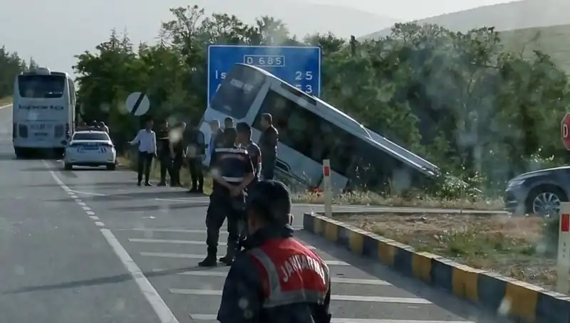 Isparta'da Tur ve Yolcu Otobüsü Çarpıştı: Yaralıların Durumu Nedeniyle Endişe Devam Ediyor