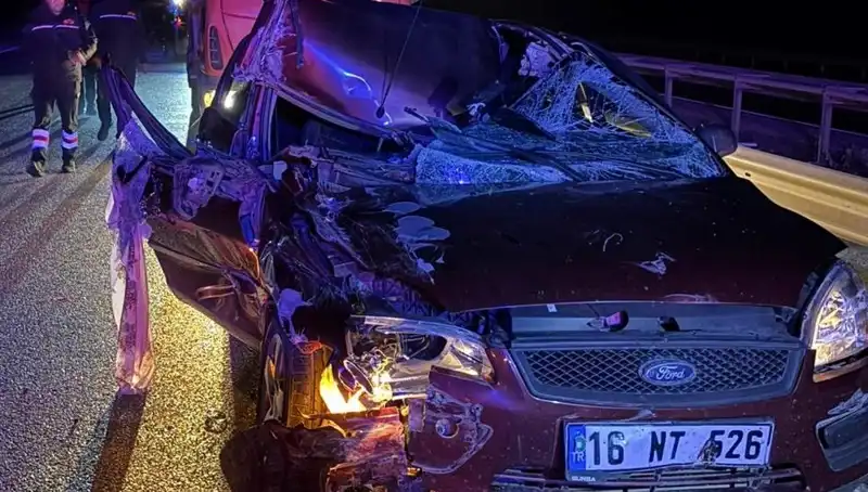 Afyonkarahisar'da Büyük Kaza: Otomobil ve TIR Çarpıştı, 4 Yaralı!