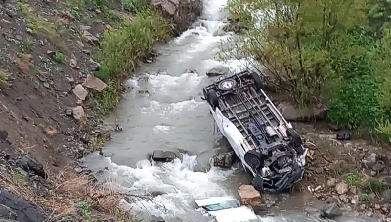 Hakkari'de Feci Kaza: İşçileri Taşıyan Minibüs Devrildi, İki Hayat Gitti