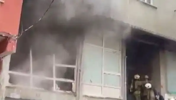 İstanbul'da Beş Katlı Binada Yangın Panik Yarattı: Gökyüzünü Küller Kapladı