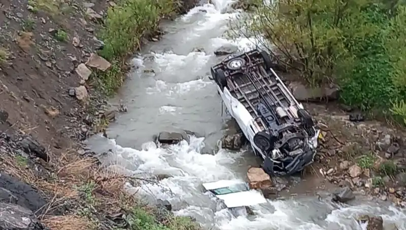Hakkari’de Minibüs Kazası: Derede Can Pazarı Yaşandı, İki Kişi Hayatını Kaybetti!