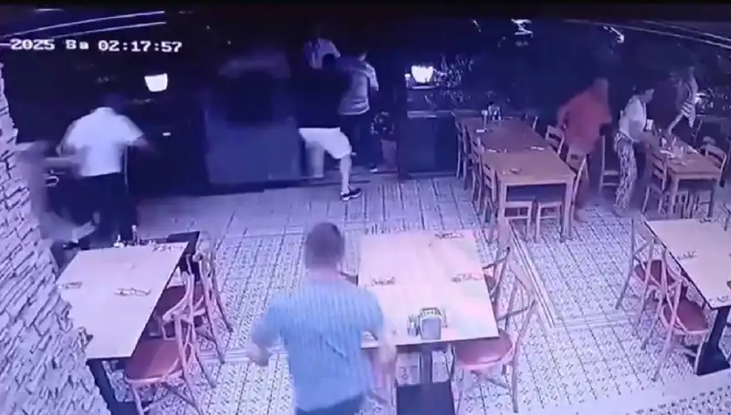 Deprem Anı Güvenlik Kamerasında: Şoke Eden Görüntüler Ortaya Çıktı!