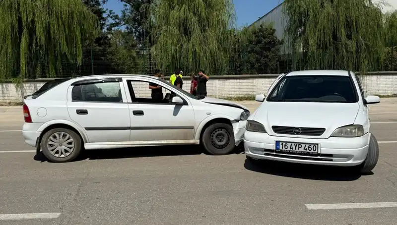İki Araç Çarpıştı: Trafik Kazasında İki Kişi Yaralandı