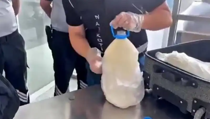 Havalimanında Süt Şişesi İle Ele Geçirilen Uyuşturucu: 12 Kilo 800 Gram