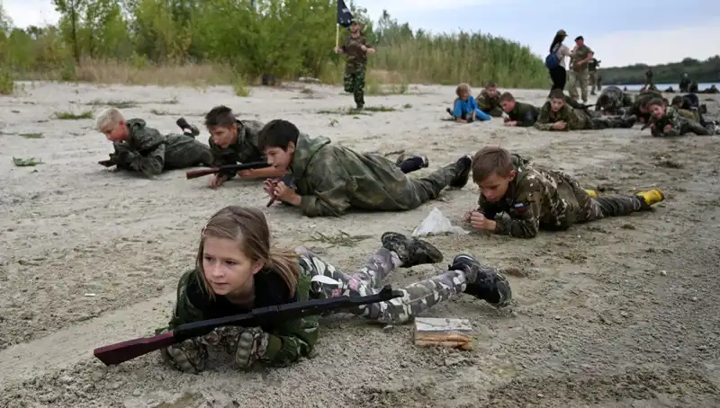 Rusya'da Küçük Yaşta Savaşçı Olma Gerçeği: 8 Yaşındaki Çocuklar Askeri Eğitime Alınmış