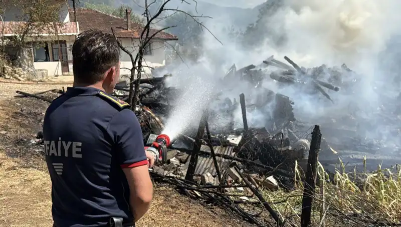 Evde Başlayan Yangın, Ormana Hızla Sıçradı! Ekiplerin Mücadelesi Devam Ediyor