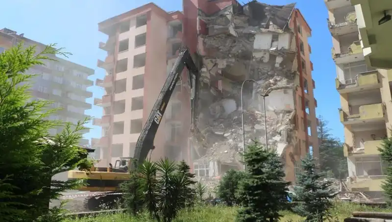 Dalgaların Gücü: Deprem Değil, İki Bina Yıkım Kararı Aldı