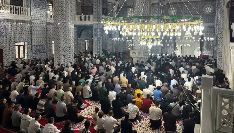 Iğdır'da İlk Bayram Namazı Coşkuyla Kılındı, İcabet Edenler Büyük Kalabalık Oluşturdu