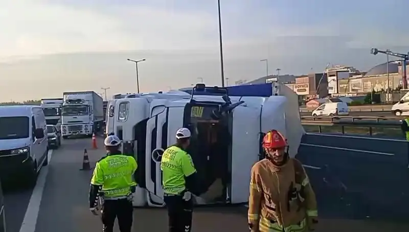 Pendik TEM Otoyolu’nda TIR Devrildi: İstanbul Yönünde Şiddetli Trafik Yoğunluğu