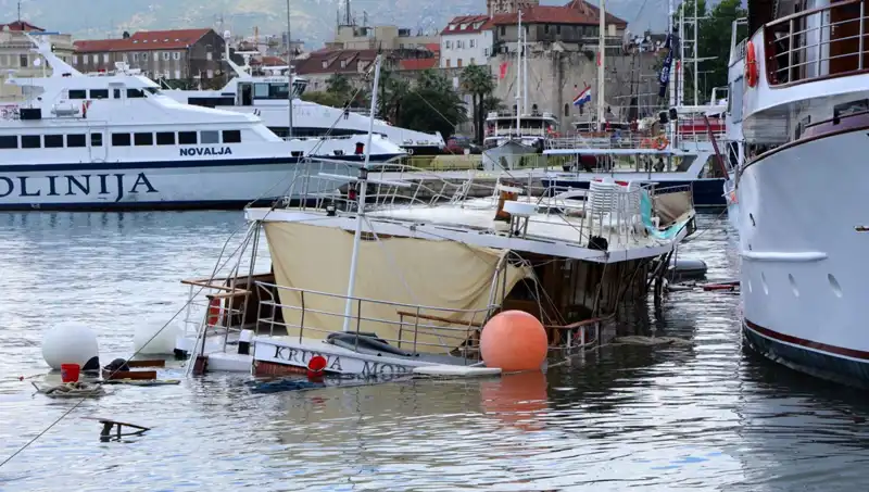 Hırvatistan’da Şiddetli Yağış ve Fırtına Sonucu Feribotun Gemiyi Batırdığı Olay