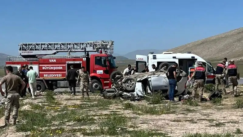 Van'da Trafik Kazası: 4 Kişi Hayatını Kaybetti, 2 Kişi Yaralandı