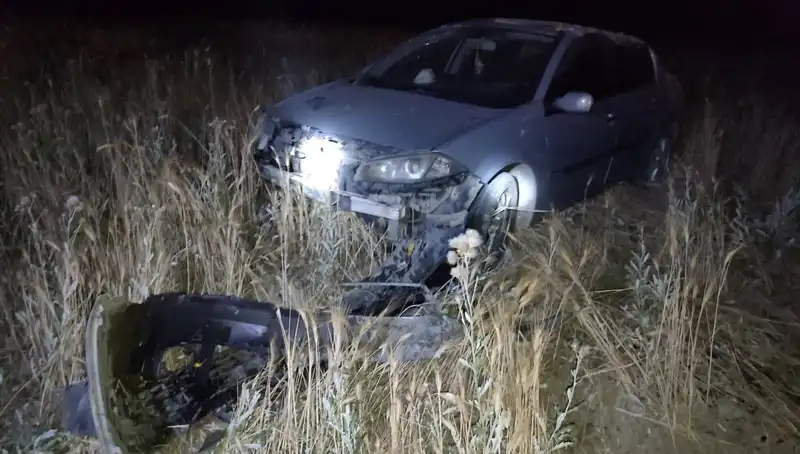 Burdur'da Otomobil Tarlaya Uçtu: İki Kişi Yaralandı, Şok Edici Kazanın Ayrıntıları