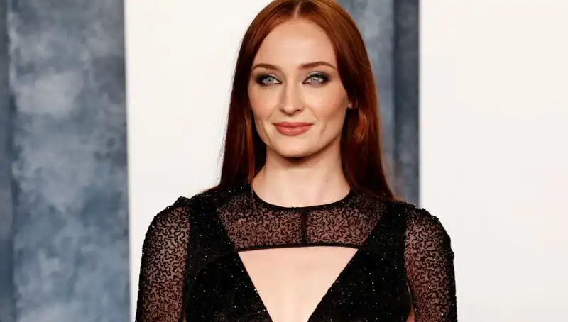 Sophie Turner, Game of Thrones Yıldızı, Üzerine Yorum Yapanlara Sert Tepki Gösterdi