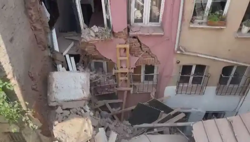 İstanbul'da Üç Katlı Binanın Balkonu Çöktü: Olayın Ayrıntıları ve Son Gelişmeler