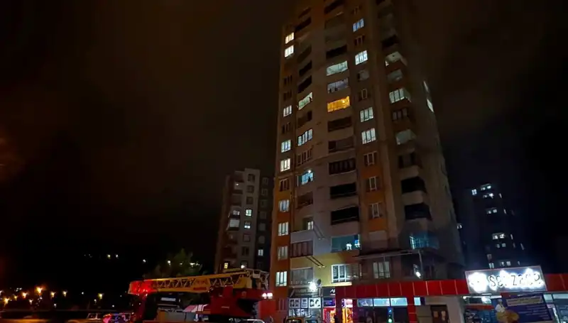 Apartmanın Çatısına Düşen Yıldırım, Mahallede Panik Yarattı!