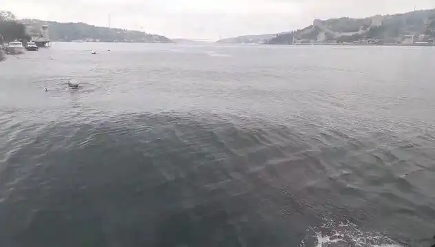 İstanbul Boğazı'nda Yükselen Dalgalar, Balıkçıları ve Turistleri Endişelendirdi