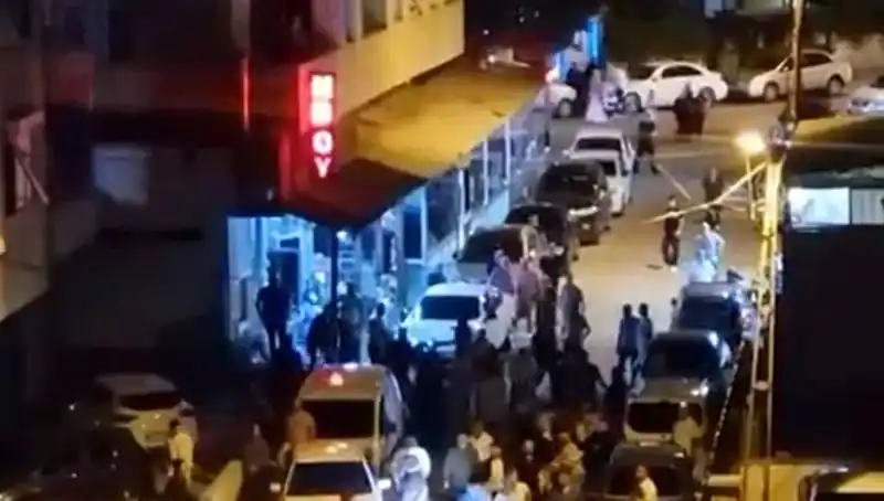 Düğün Çıkışı Panik Yaratan Olay: Araba Kalabalığın İçine Daldı