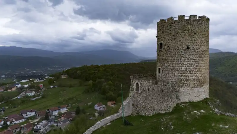 Bosna Hersek’in Sokolac Kalesi: Tarihin İzinde Zamana Direnen Bir Miras
