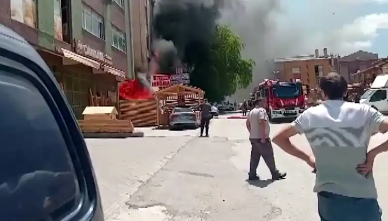 Ankara'da İş Yerlerinde Çıkan Yangın Korkuttu: Detaylar ve İlk Bilgiler