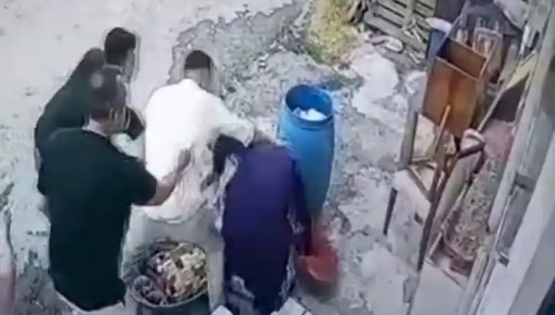 Başakşehir'de Eşine Az Rastlanır Bir Olay: Baba ve Oğul Kadını Darbetti