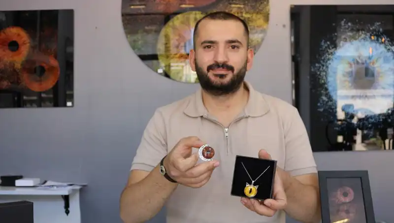Görme Sanatında Çığır Açan Yetenek: İris Fotoğraflarını Takı ve Tabloya Dönüştürüyor