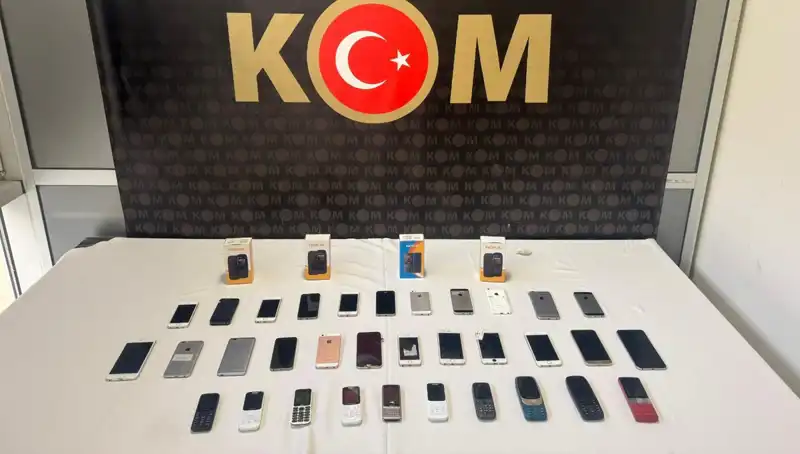 Gümrük Polisi, 37 Kaçak Cep Telefonunu Ele Geçirdi!