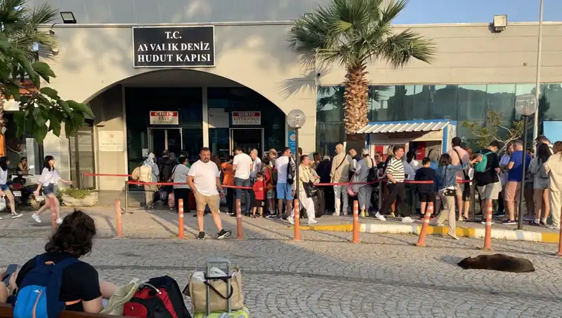Bayramda Midilli Adası'na Yüzlerce Tatilci Akın Etti!