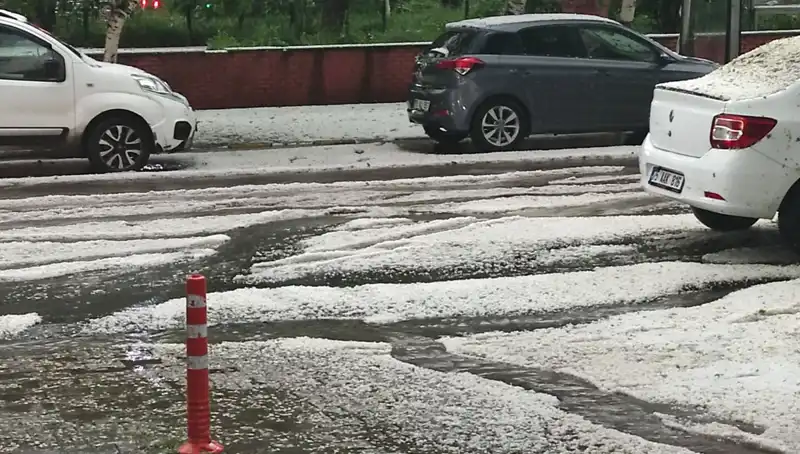 Ardahan'da Dolu İle Gelen Şok: Şehir Kısa Sürede Beyaza Büründü