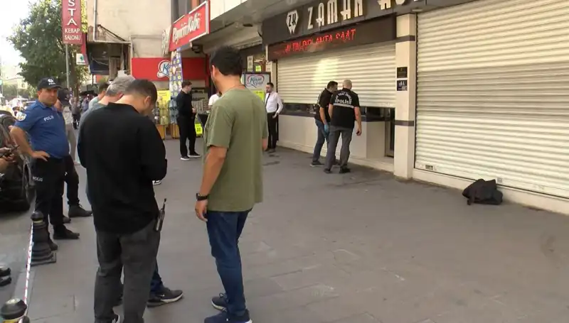 Güpegündüz Cadde Ortasında Kuyumcu Soyma Skandalı! Güvenlik Kameraları Her Şeyi Yakaladı