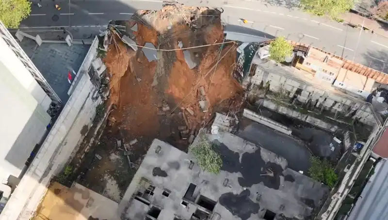 Sarıyer'de Şok: Cadde Çöktü, Trafik Felç Oldu
