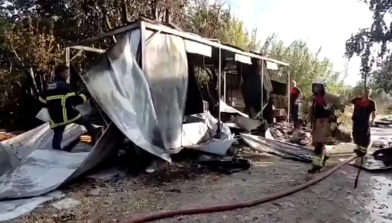 Hatay'da Alevler İçinde Kalan Konteynerler, Yangın Sonrası Kullanılamaz Hale Geldi