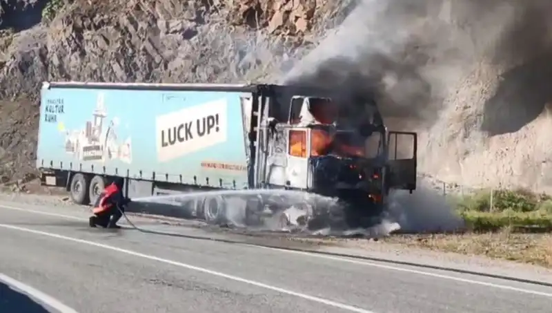 Seyir Halindeki TIR'da Korkutan Yangın: Sürücü Kurtarıldı