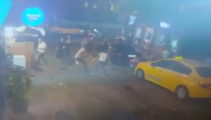 Beyoğlu'nda Kavgaya Dönüşen Laf Atma Olayında Kan Aktı