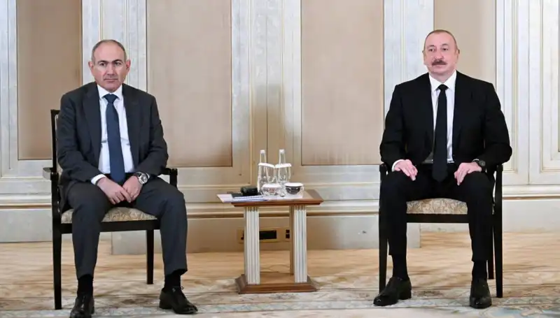 Aliyev ve Paşinyan, Barışa Giden Yolda Abu Dabi’de Tarihi Buluşma Yaptı
