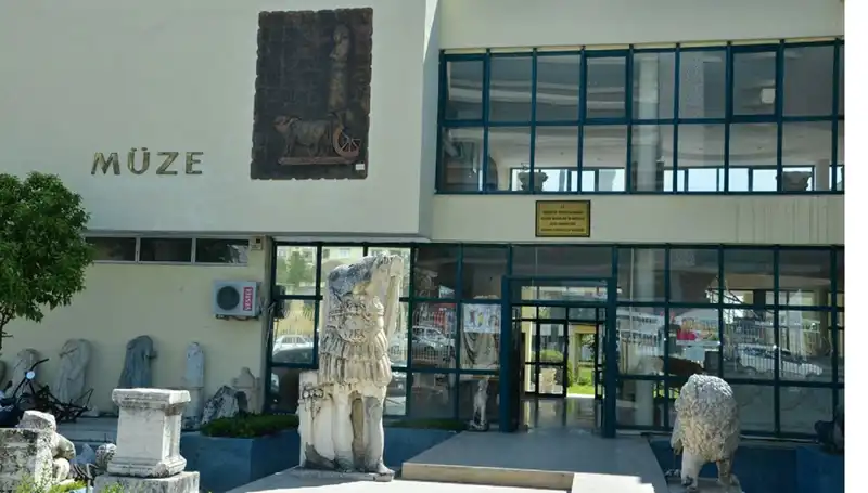 İki Müze Çalışanı Çöpe Atılan Biletleri Yeniden Sattı, Ceza Aldı