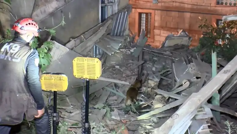 İstanbul'da Depremde Hasar Alan Bina Çöktü: Son Gelişmeler Neler?