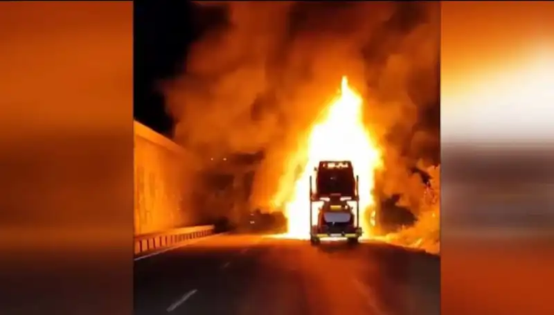 Otomobil Yüklü Tırda Yangın Çıktı: 8 Araç Küle Döndü!