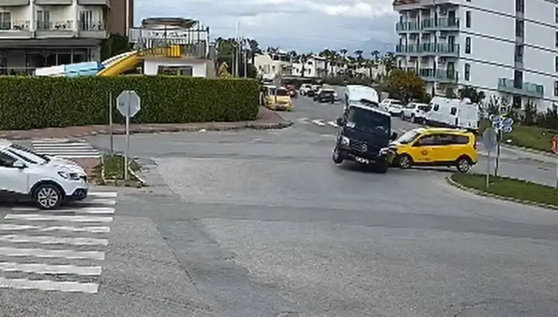 Kavşakta Feci Kaza: Minibüs ve Taksi Çarpıştı, Araçlar Kullanılamaz Hale Geldi!