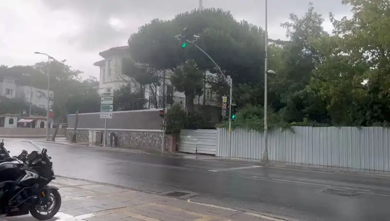 İstanbul'da Sağanak Yağışlar: Caddeler Suyla Dolu, Vatandaşlar Ne Yapmalı?