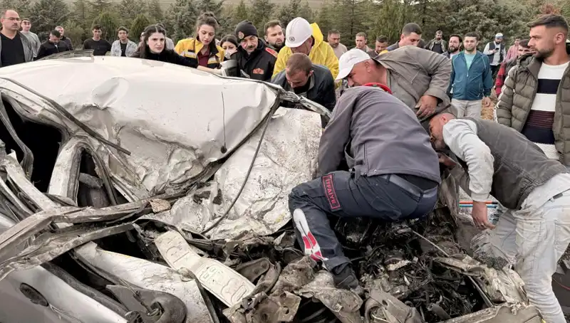 TIR ile Çarpışan Araç Kağıt Gibi Ezildi: Detaylar Şok Edici