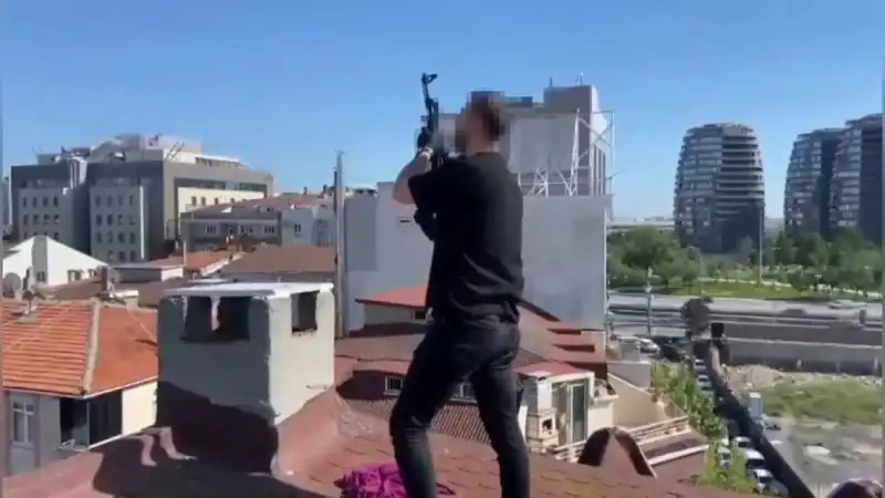 İstanbul'da Çatıda Gizlenen Çeteye Operasyon: Bacadan AK-47 Çıktı!