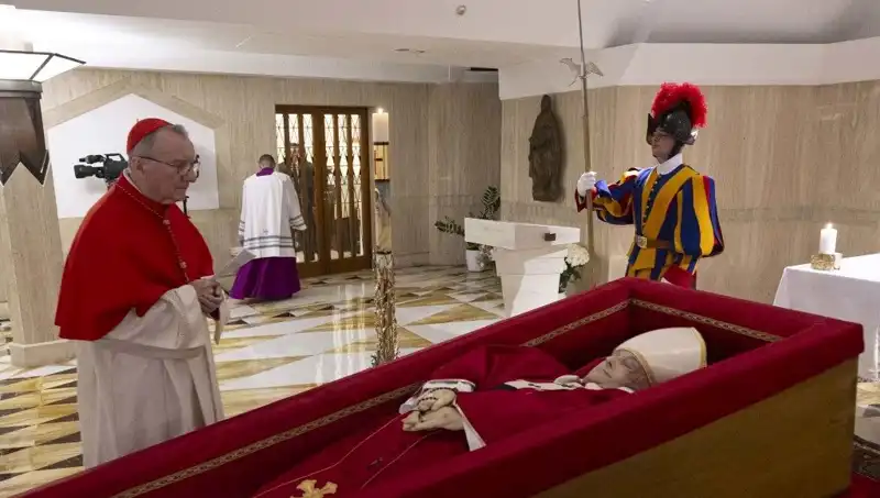 Papa'nın Tabuttaki Fotoğrafları Yayınlandı: Duygusal Anlar
