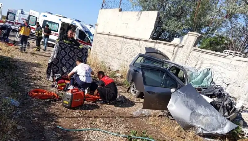 Lastiği Patlayan Otomobil İstinat Duvarına Çarptı: 1 Kişi Hayatını Kaybetti, 6 Yaralı