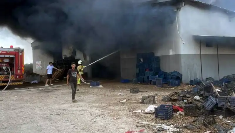 Plastikte Yangın paniği: Depodan Yükselen Simsiyah Dumanlar Korkuttu