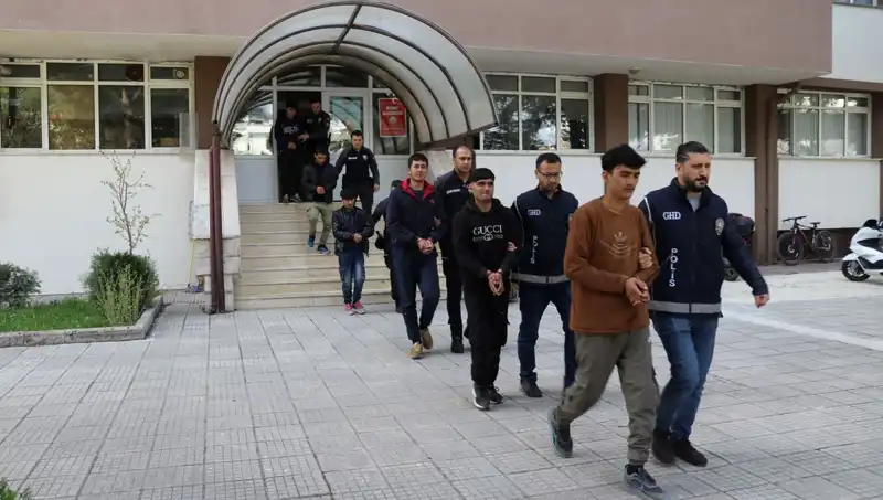 Düzensiz Göçmen Operasyonlarında 21 Kişi Yakalandı: İki İlde Önemli Gelişme